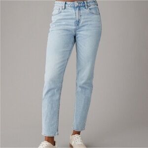 American Eagle Strigid Mom Jeans Women’s Size 16 Light Wash Denim Blue Relaxed